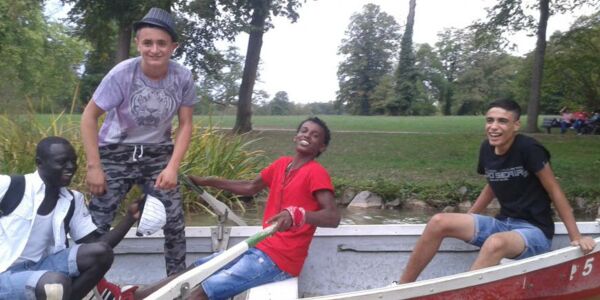 Unbegleitete Minderjährige rudern im Boot