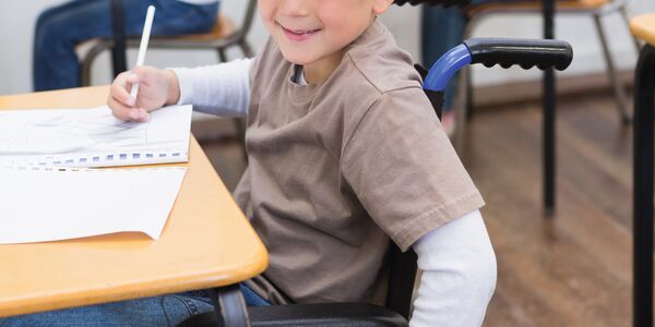 Junge im Rollstuhl in der Schule