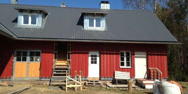 Rotes Holzhaus