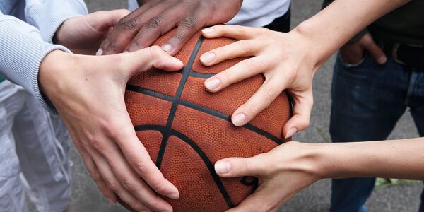 Hände am Basketball