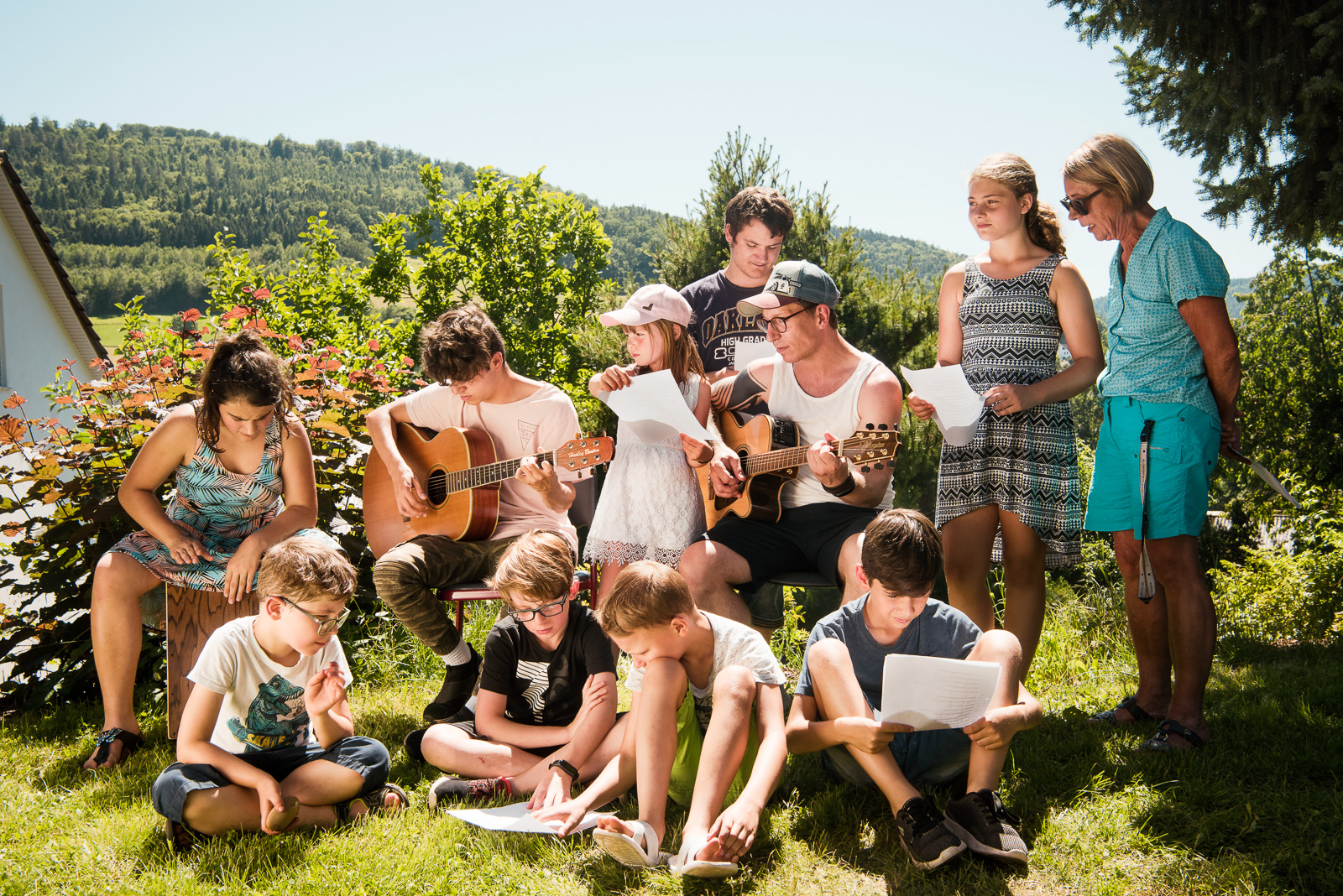 Gruppe singt und musiziert im Freien