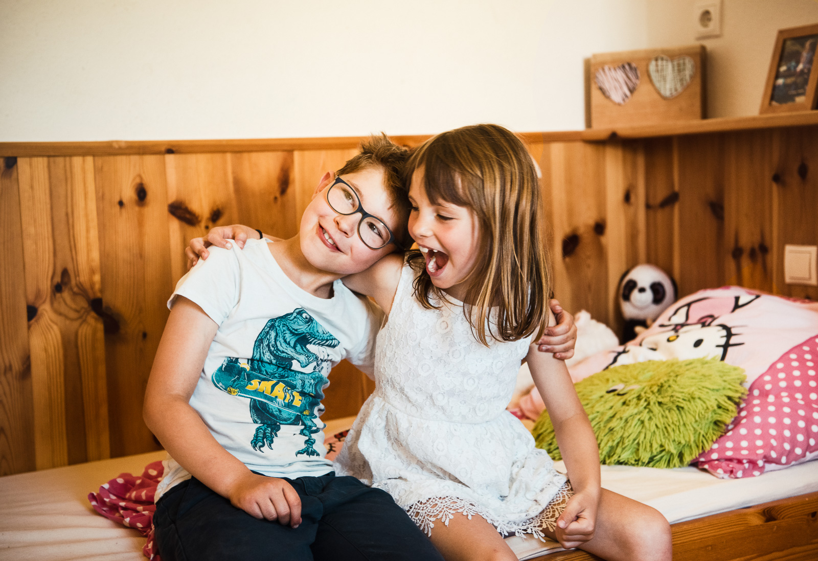 Zwei Kinder lachend Arm in Arm
