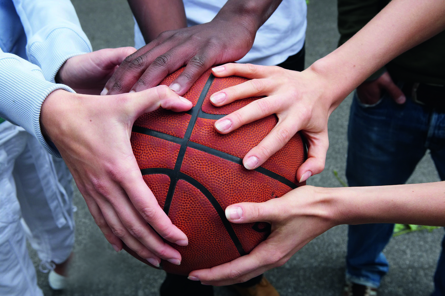 Hände am Basketball